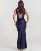 Vestido largo satinado con escote drapeado