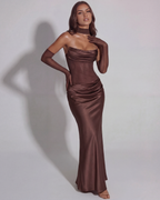 Vestido largo satinado con escote drapeado