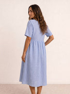 Vestido midi fluido con botones