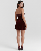 Vestido corto palabra de honor con acabado velvet