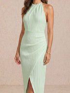 Vestido midi plisado con escote halter