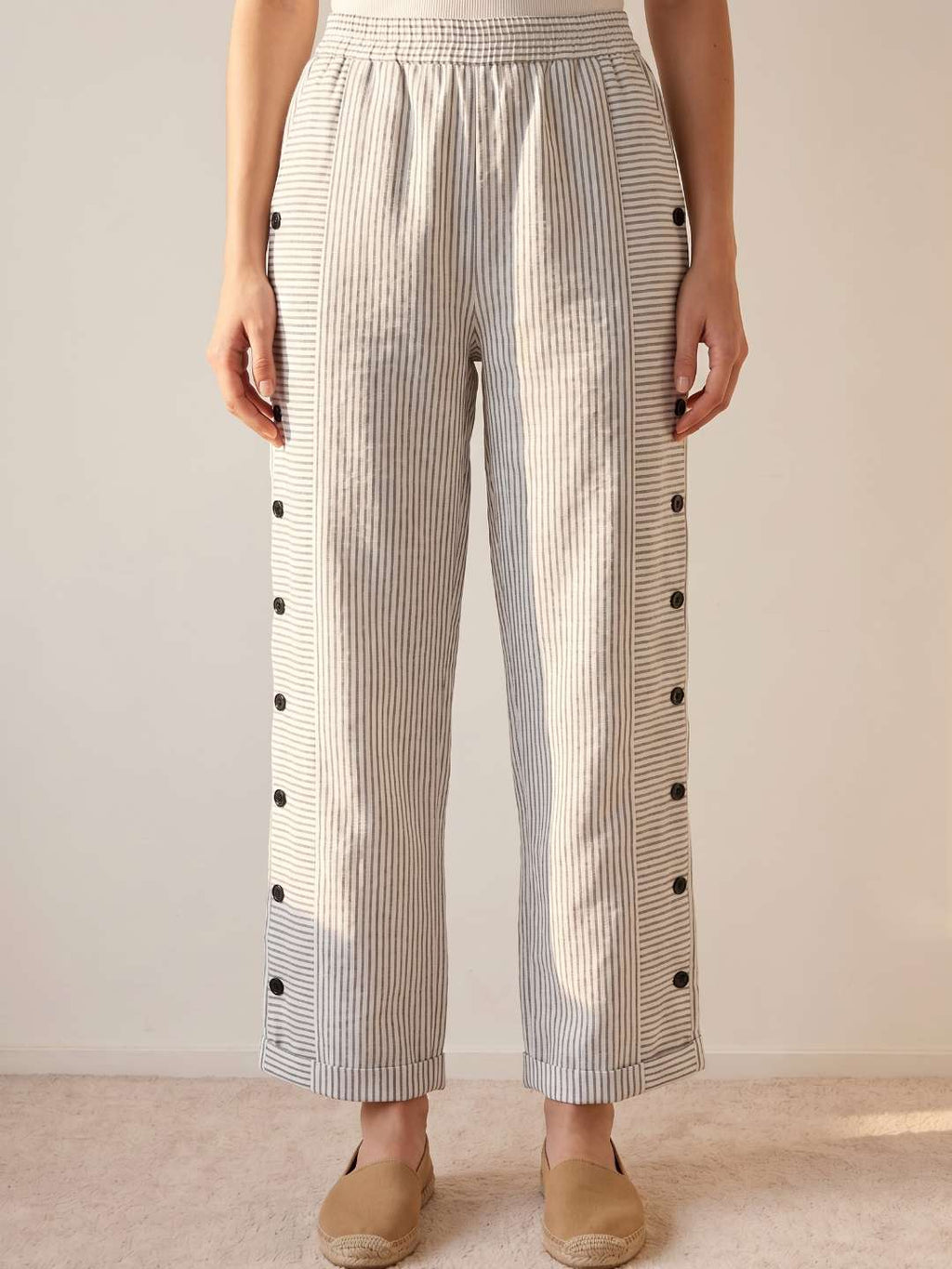 Pantalón recto de rayas con botones laterales