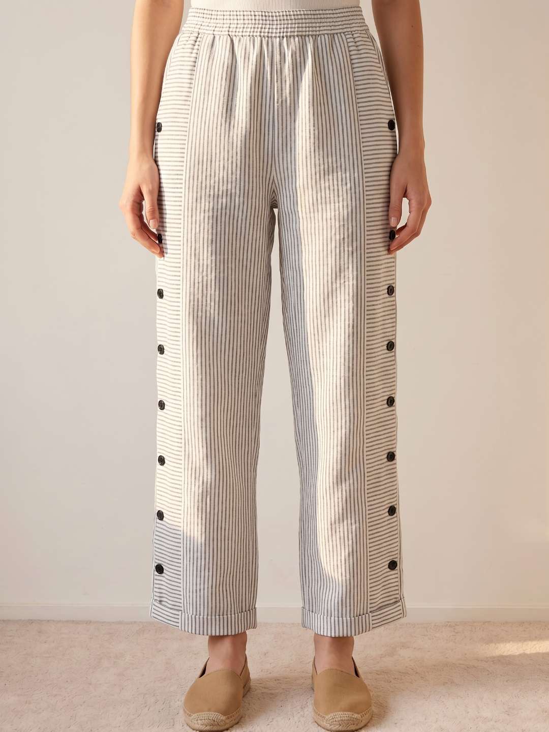 Pantalón recto de rayas con botones laterales