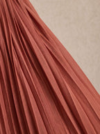 Vestido midi plisado con escote en V
