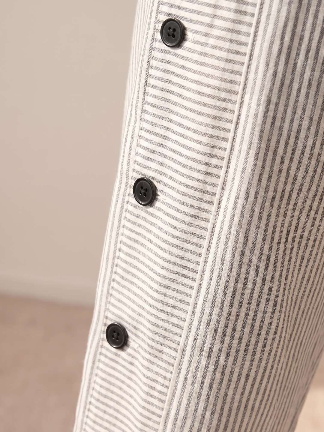 Pantalón recto de rayas con botones laterales
