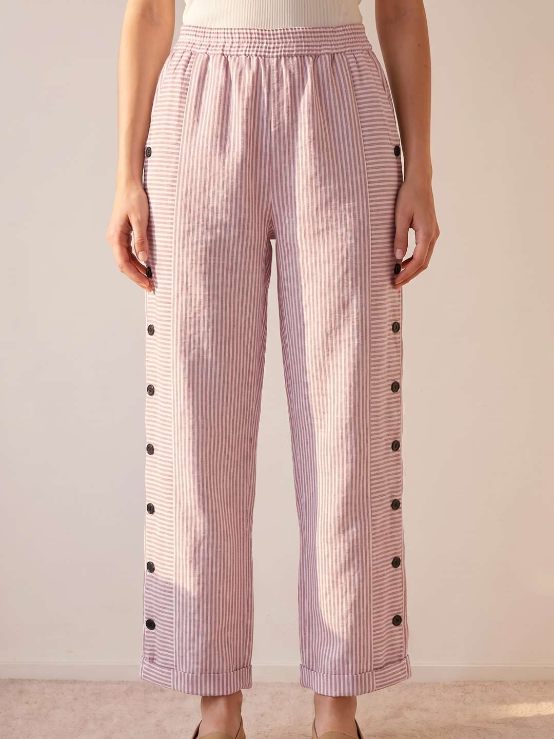 Pantalón recto de rayas con botones laterales