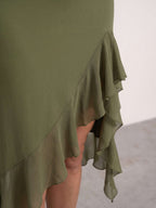 Vestido verde fruncido con volante