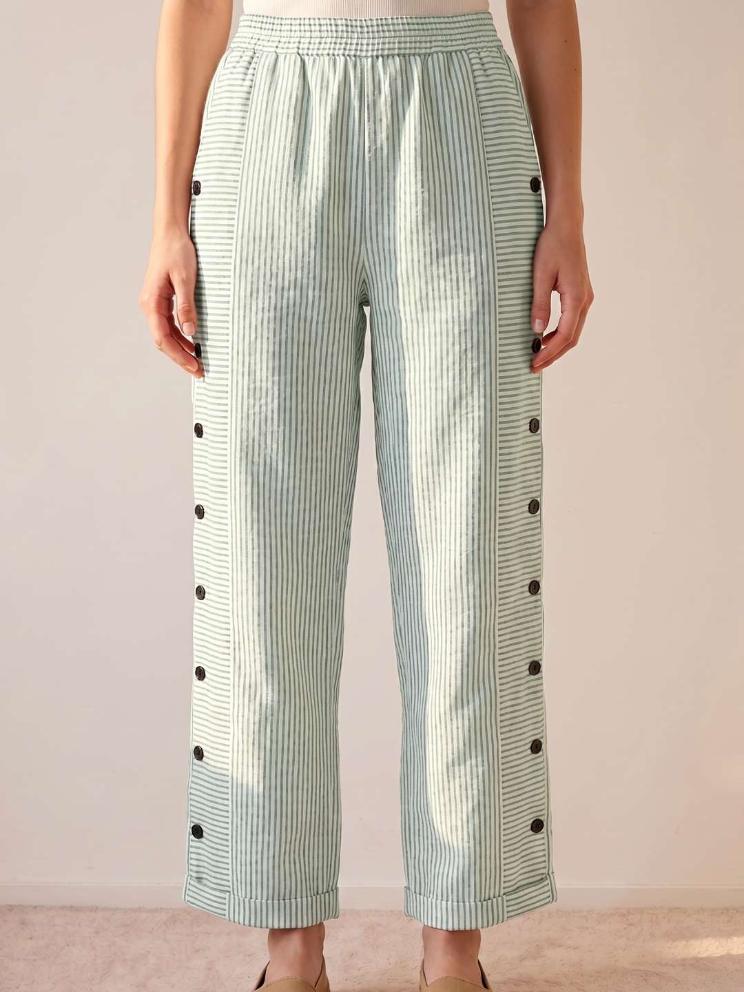 Pantalón recto de rayas con botones laterales