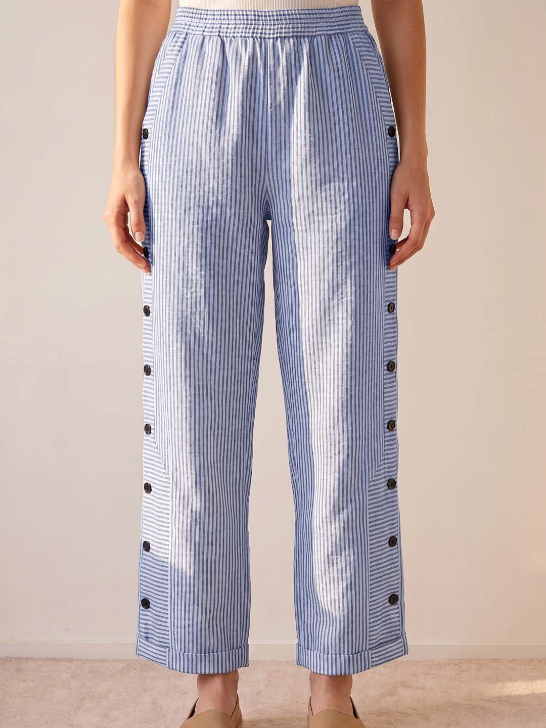 Pantalón recto de rayas con botones laterales