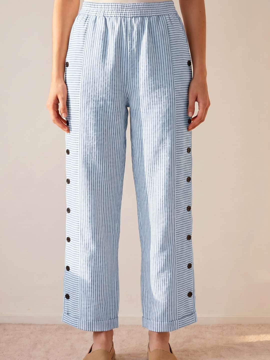 Pantalón recto de rayas con botones laterales