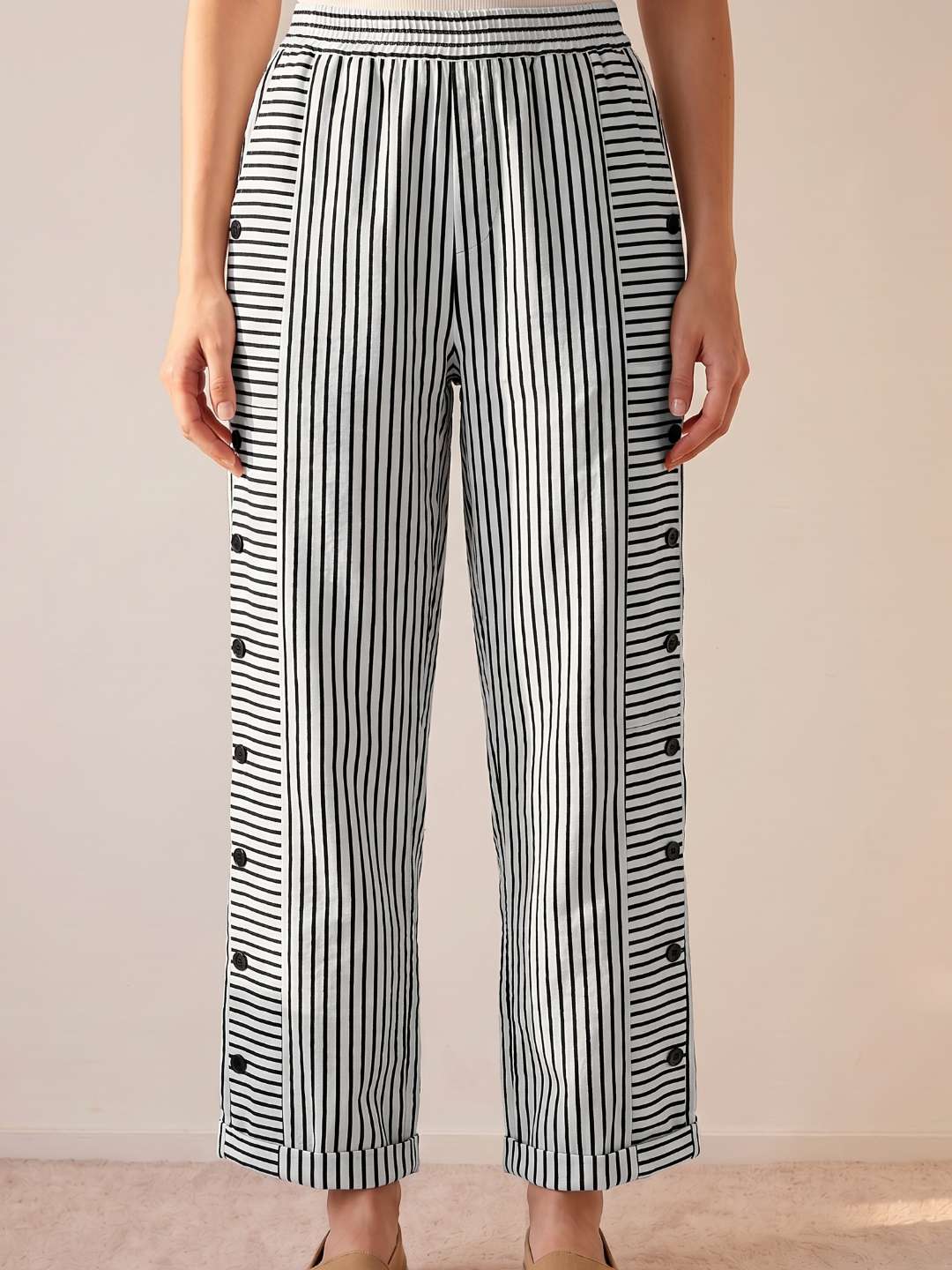 Pantalón recto de rayas con botones laterales