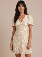 Vestido corto floral con escote fruncido