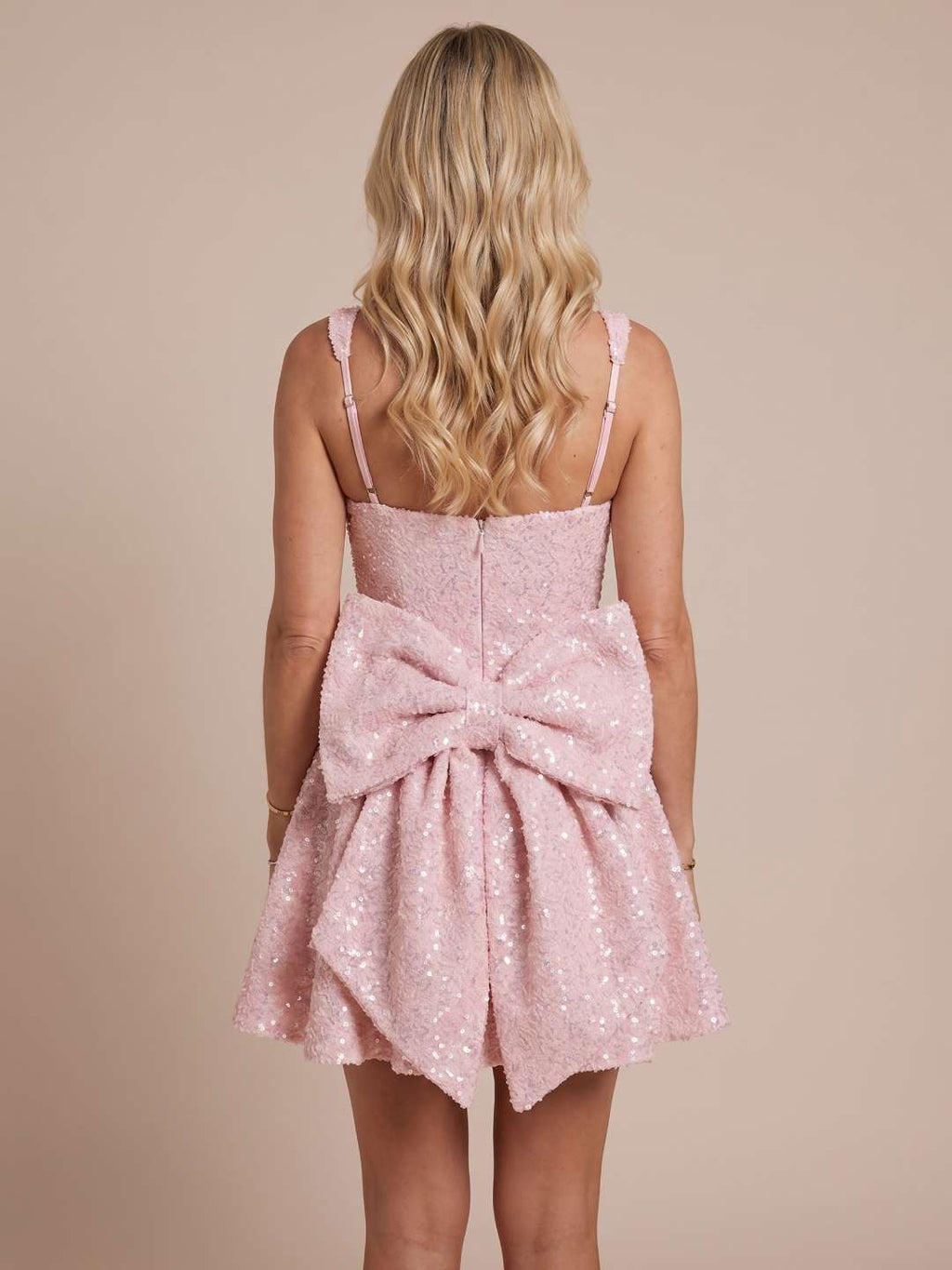 Vestido corto con brillo de corte evasé