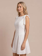 Vestido corto bordado con lazadas