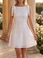 Vestido corto bordado con lazadas